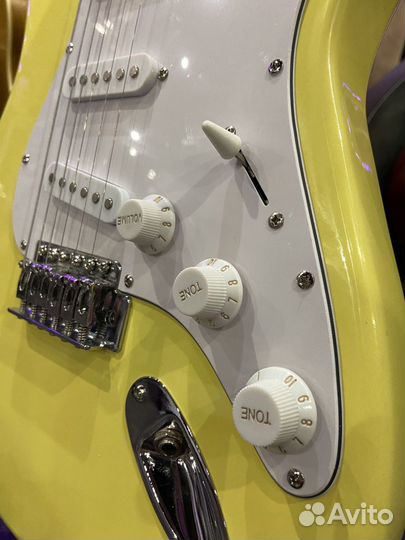 Электрогитара Stratocaster + Комбоусилитель 30вт