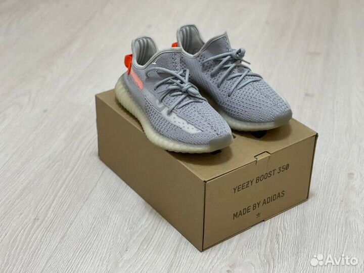 Кроссовки Adidas Yeezy Boost 350 v2 Tail Light