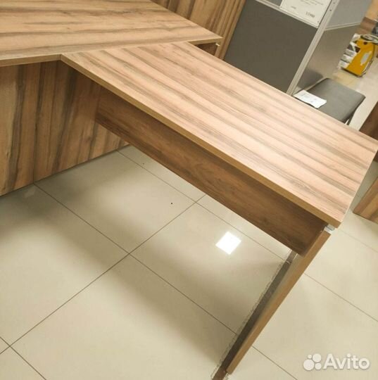 Шкафы и столы в офис