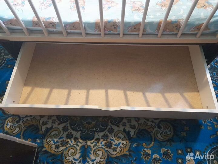 Детская кроватка с маятником и ящиком