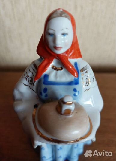 Фарфоровая статуэтка 