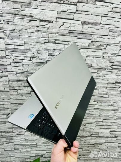 Большой ноутбук Samsung i3 с гарантием