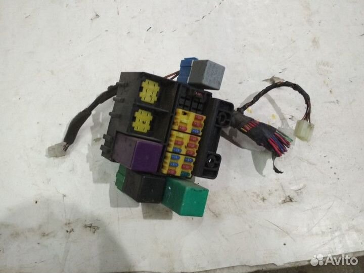 Блок предохранителей Chevrolet Aveo T200 B12S1