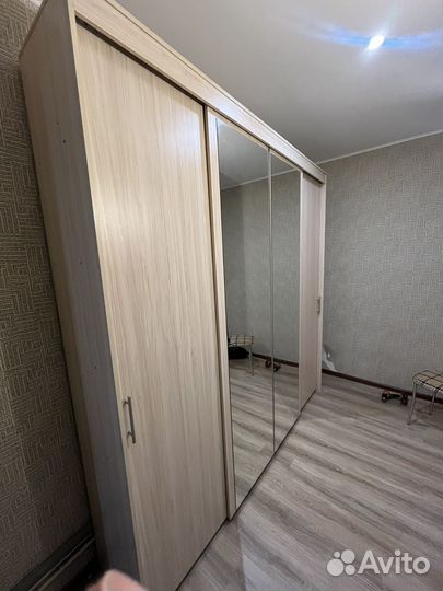 Шкаф купе со стеллажами