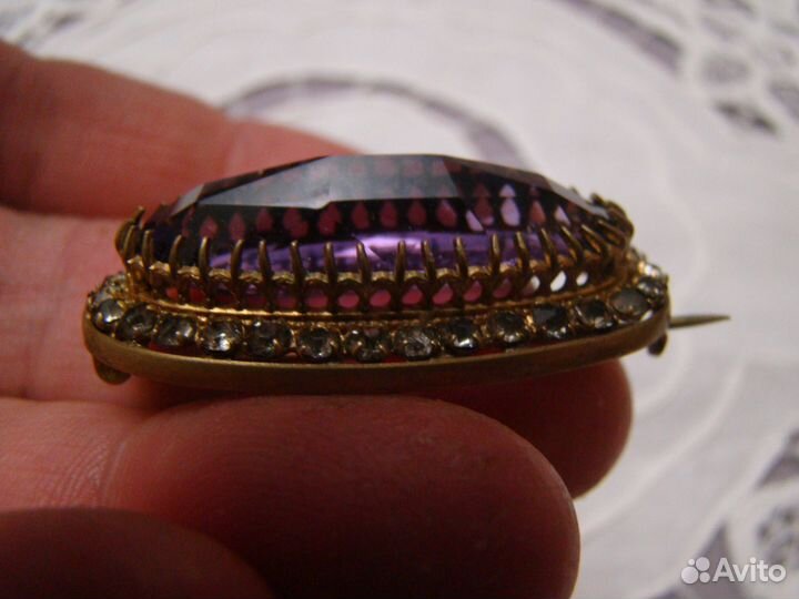 Старинная брошь