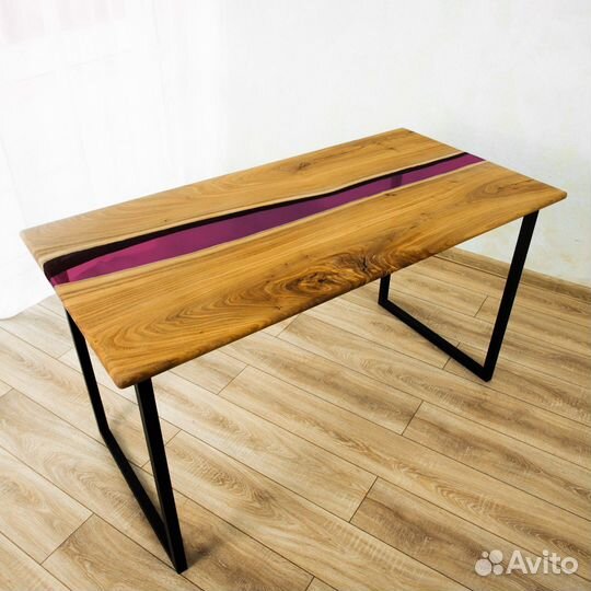 Стол из слэба с розовой смолой