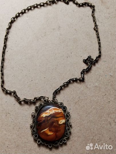 Старинные подвески и кулоны из Янтаря