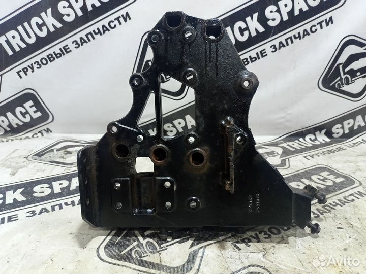 21116689 Кронштейн буксировочный левый Renault T