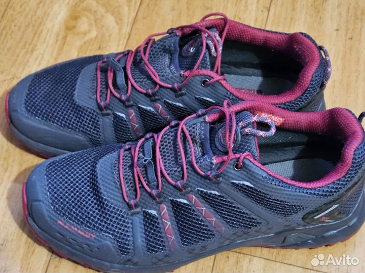 Кроссовки женские