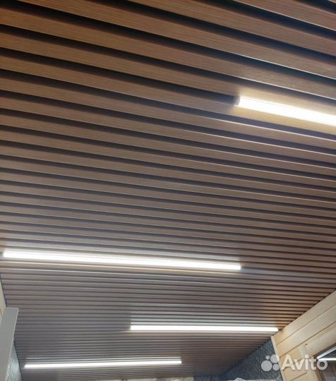 Реечный кубообразный потолок, рейка под дерево