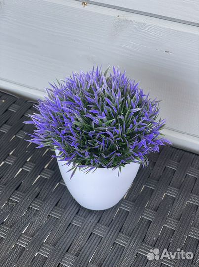 Искусственные цветы в горшке