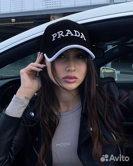 Кепка женская черная Prada