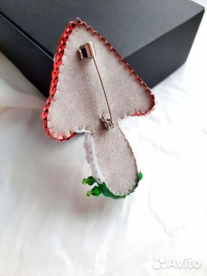 Брошь ручной работы Мухомор с жемчугом