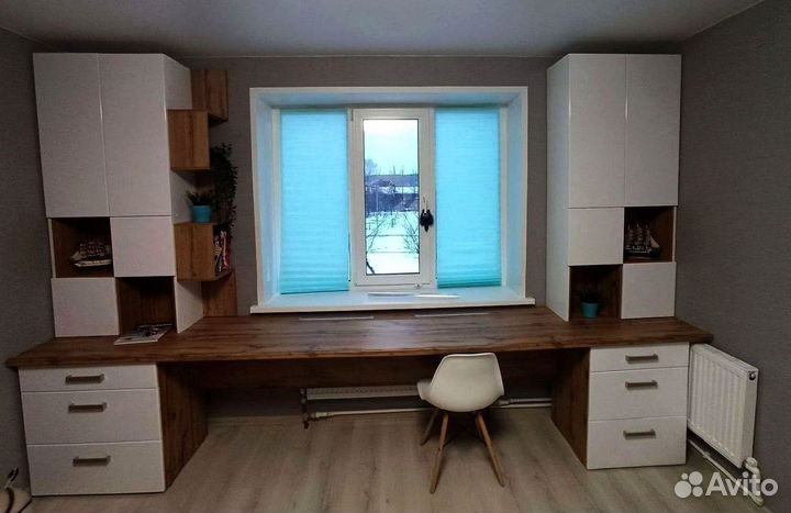 Детская рабочая зона у окна