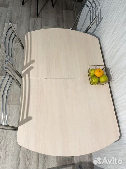 Раскладной стол и кожанные стулья