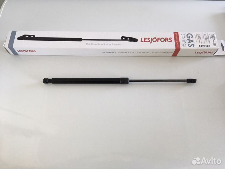 Газовый упор на toyota auris 2012