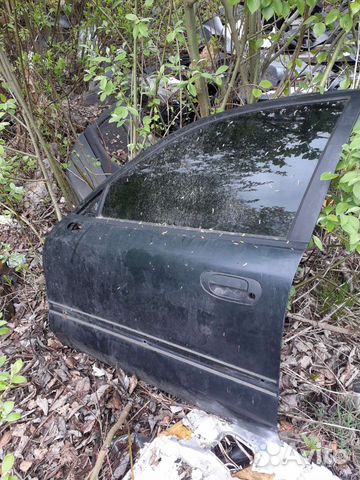 Mitsubishi Carisma дверь водительская