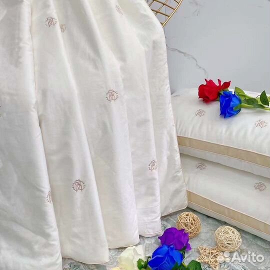 Одеяло и подушки разные модели