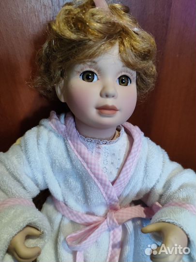 Кукла фарфоровая