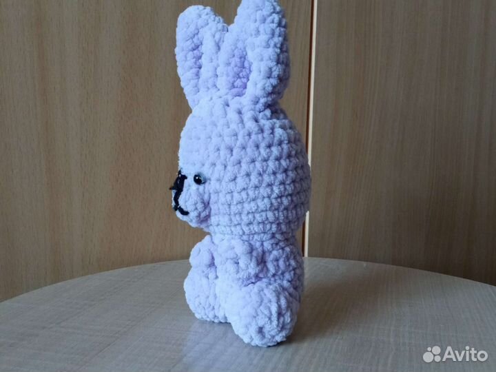 Плюшевый заяц вязаный