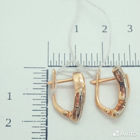 Золотые серьги с бриллиантом