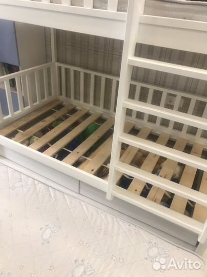 Двухярусная кроватка с матрасами и наматрасниками