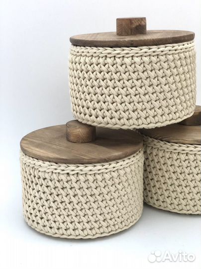 Вязаная корзинка с деревянной крышкой