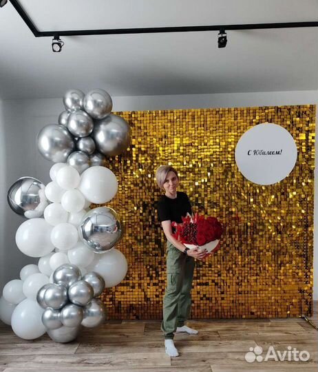 Фотозона из золотых пайеток