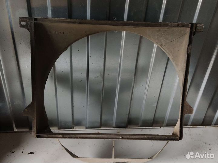 Диффузор радиатора вентилятора BMW E34 M50