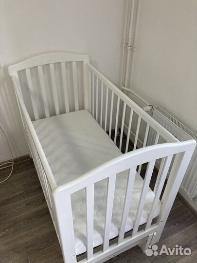 Детская кроватка с продольным маятником