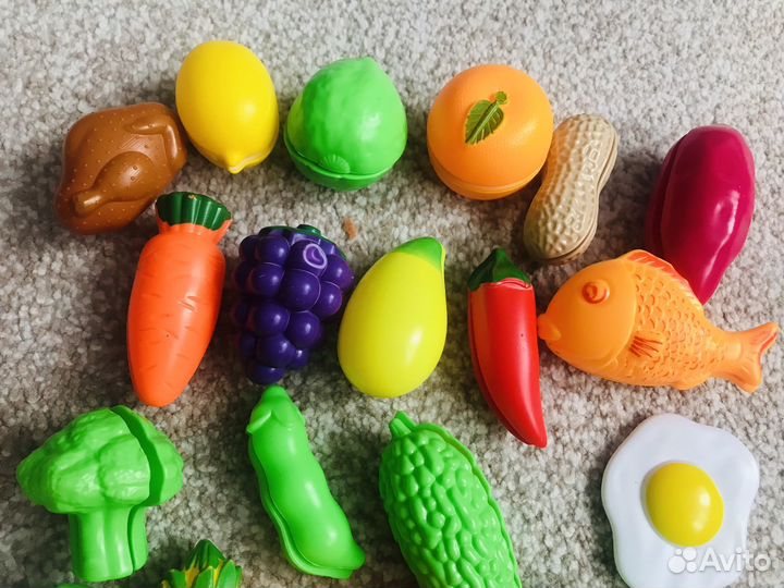 Тележка супермаркет с фруктами и овощами