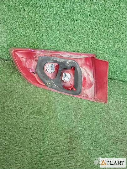 Фонарь задний правый mazda axela
