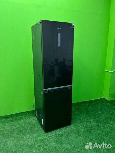 Холодильник с нижней морозильной камерой Samsung R