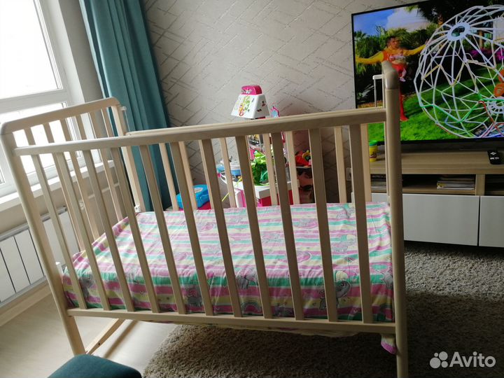 Детская кроватка с маятником