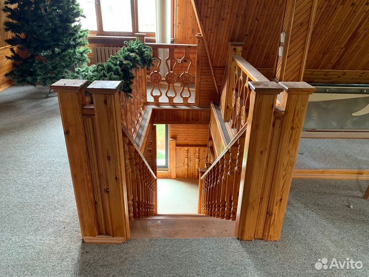 Лестница в дом из дерева