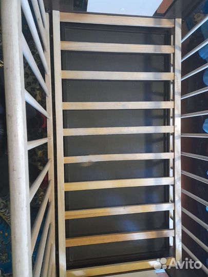 Детская кроватка с маятником и ящиком