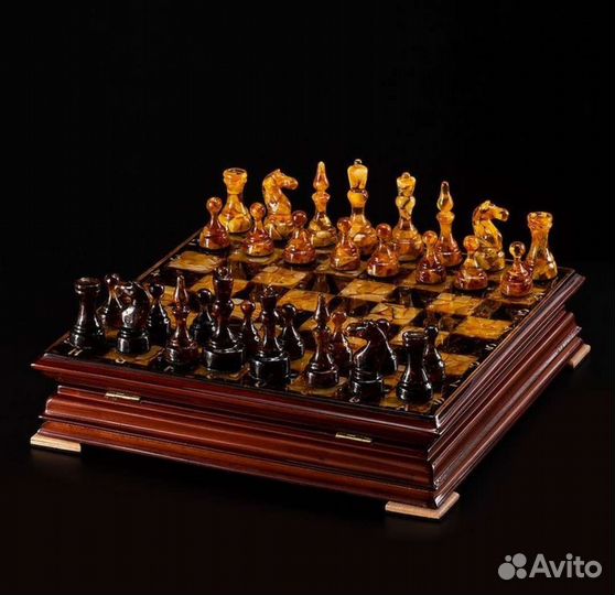 Шахматы из янтаря