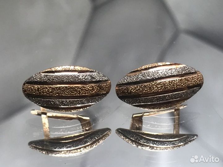 Золотые серьги 585 пробы, массой 2,1 грамма