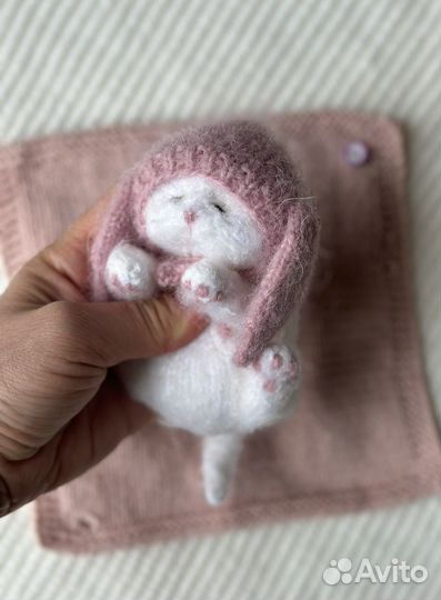 Спящий котенок