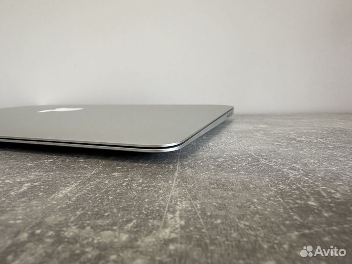Apple MacBook Air 13 2018 8/128 в идеале
