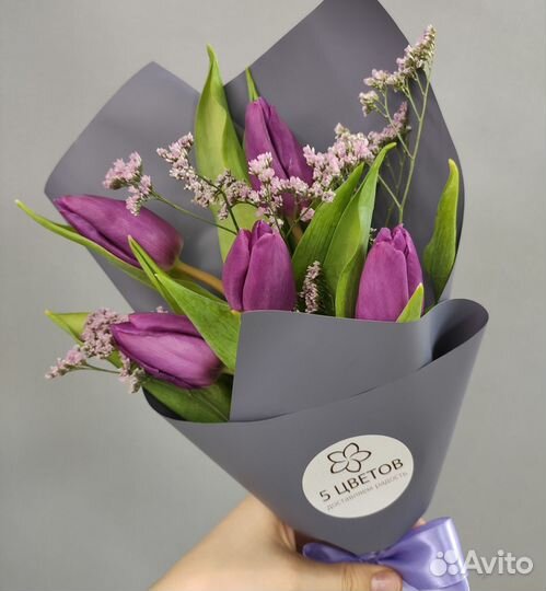 Букет 5 фиолетовых тюльпанов с лимониумом - Корпор