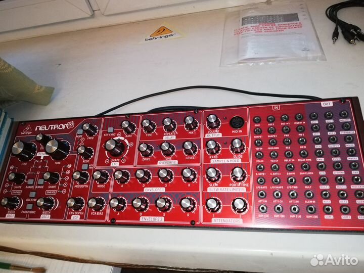 Аналоговый синтезатор Behringer Neutron