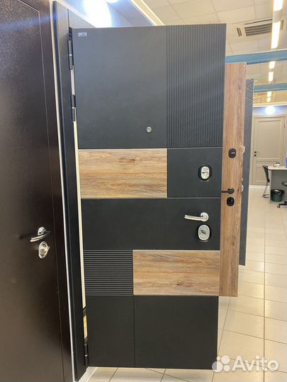 Входная дверь в квартиру / металлическая