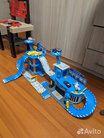 Полицейский участок огромный