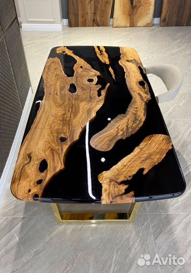 Стол из массива дерева и смолы