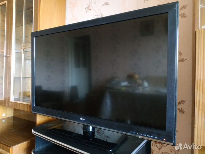 Плоский телевизор LG диагональ 107 см