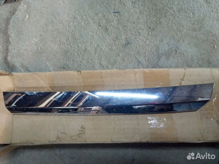 Накладка решетки радиатора правая Mercedes-Benz