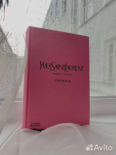 Yves saint laurent книга