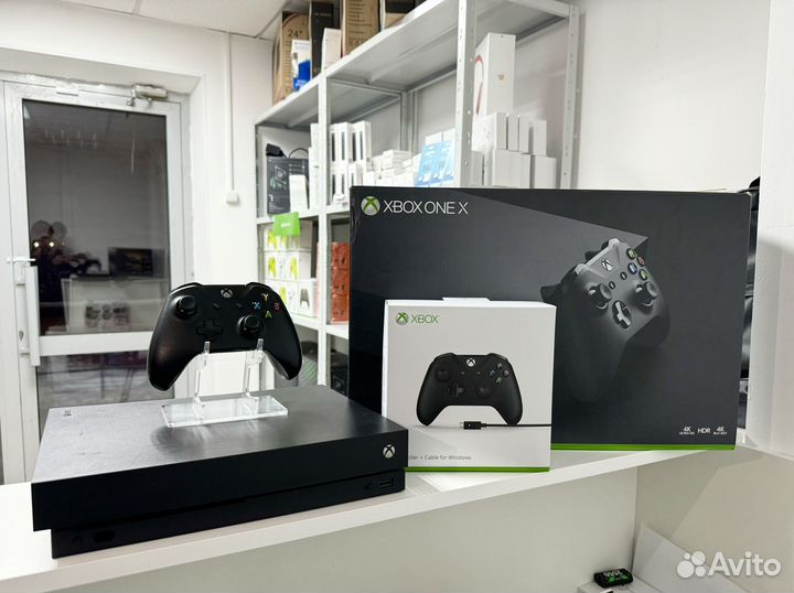 Xbox One X + 2 геймпада + 470 игр