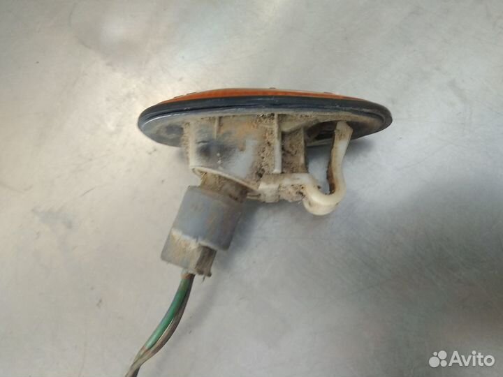 Повторитель в крыло левый Mitsubishi Galant 1993 1